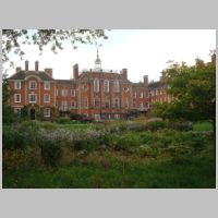 Sir Reginald Blomfield's Talbot Hall as seen from the Sunken Garden, photo Zagoury, Wikipedia.JPG